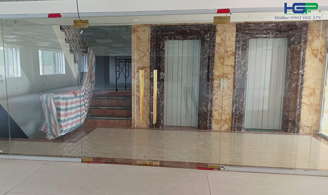 cua ban le san khung inox