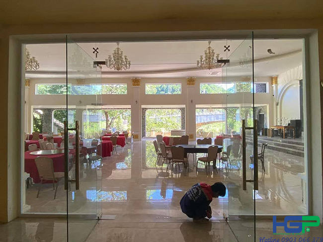 cua kinh cuong luc ban le san hgp02