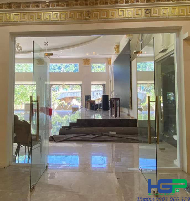 cửa kính bản lề sàn