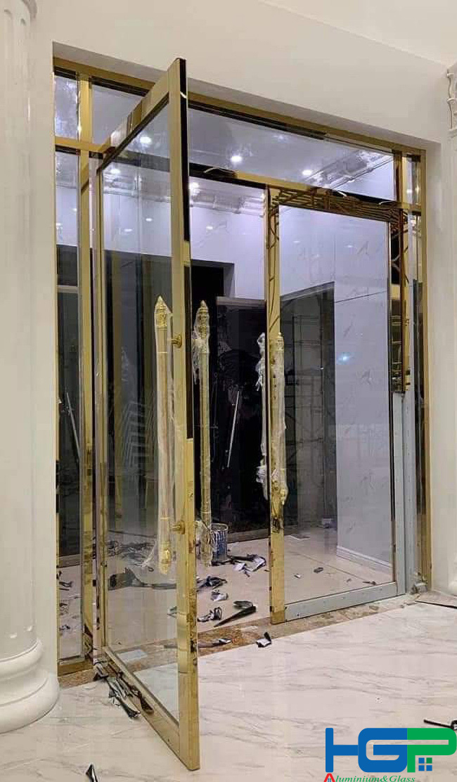 cửa mở bản lề sàn khung inox kính cường lực