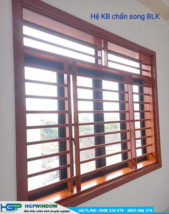 cua nhom co chan song mau van go