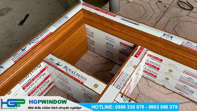 cua nhom Royalboss lien phao van go 1 1