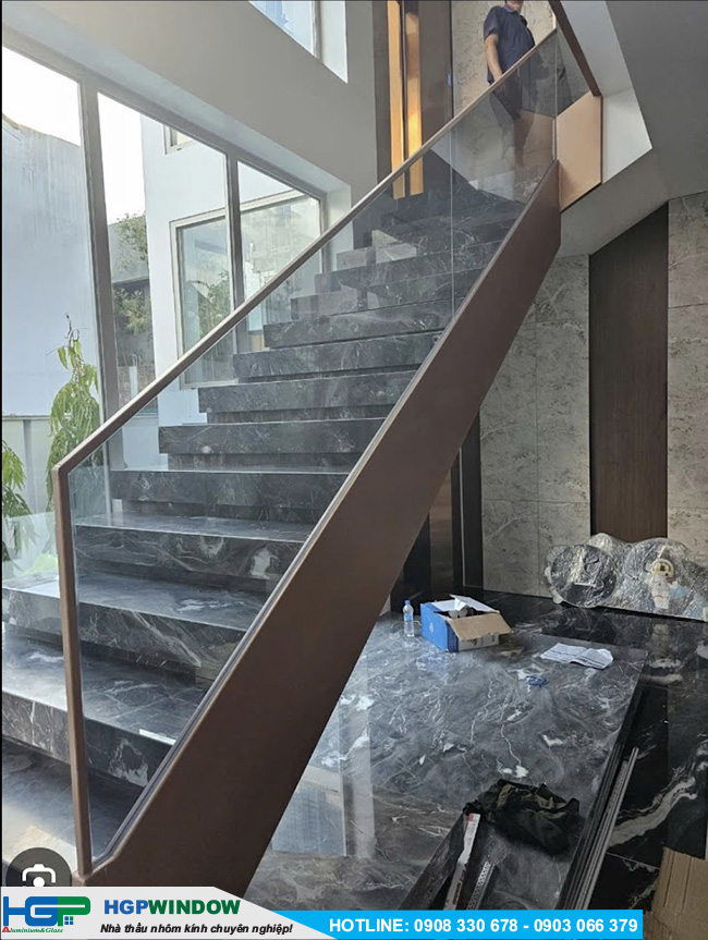 cầu thang kính cường lực