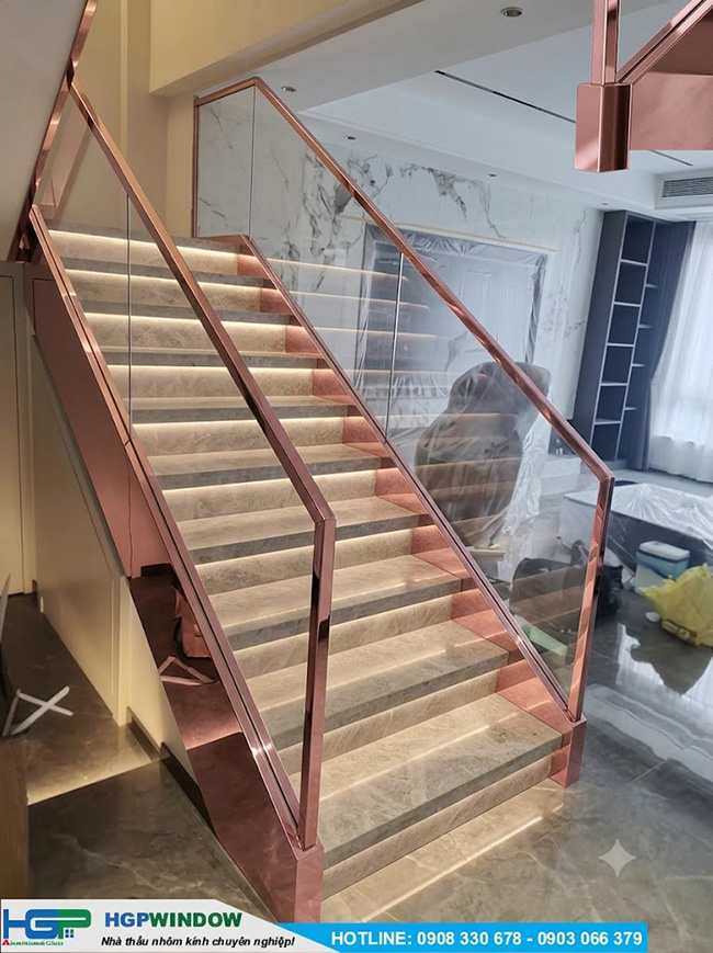 lan can cau thang kinh cover khung mang inox hgp1