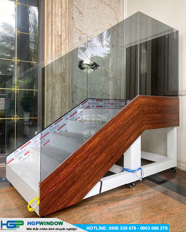 cầu thang kính cường lực