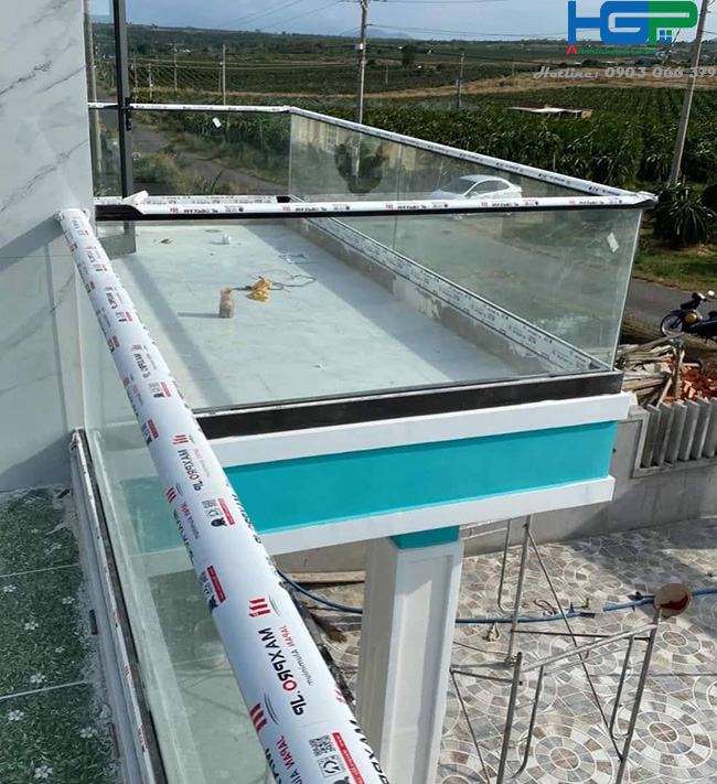 Lan Can Kính Ban Công Tay Vịn Nhôm