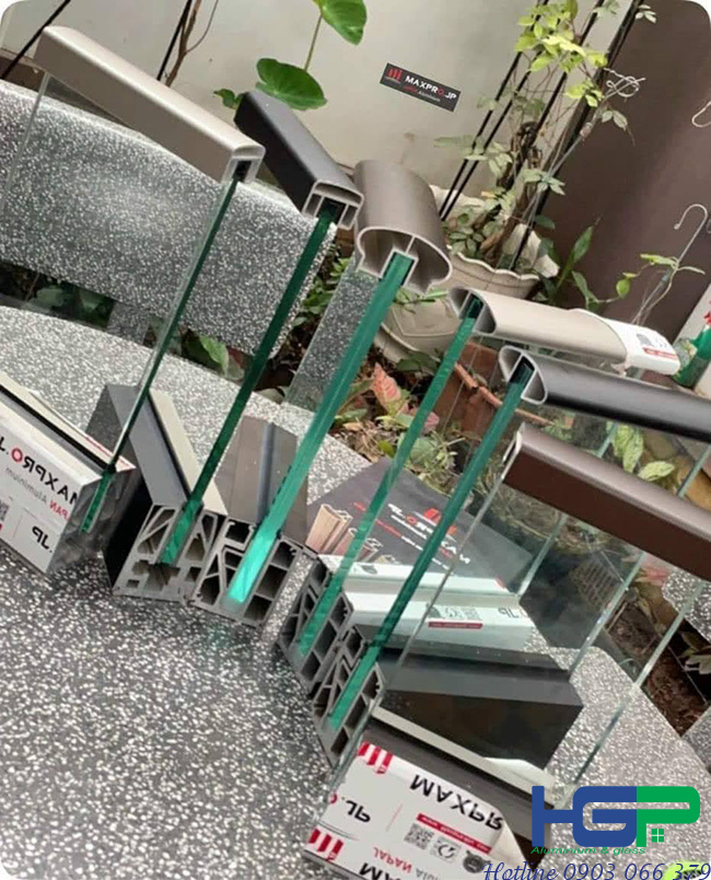 Lan Can Kính Ban Công Tay Vịn Nhôm